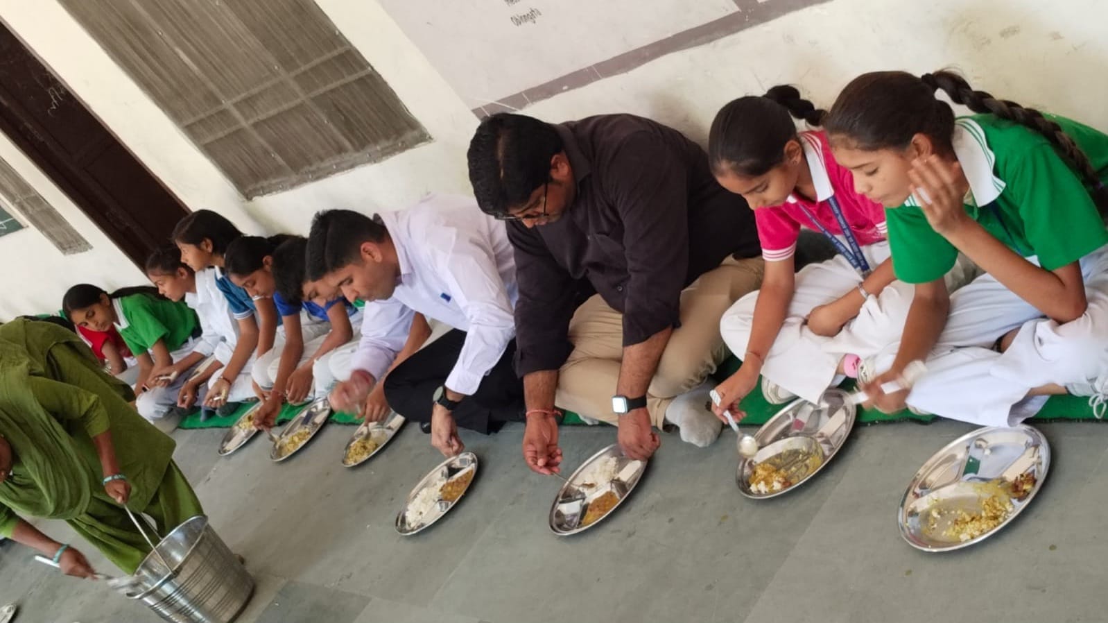 स्कूल पहुंचे एसडीएम, बच्चों के साथ चखा मिड डे मील