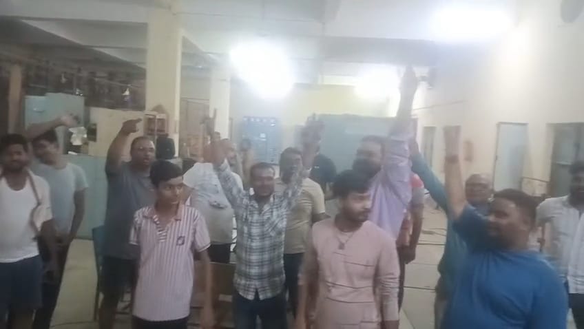 The situation worsened at night, electricity consumers took to the streets.