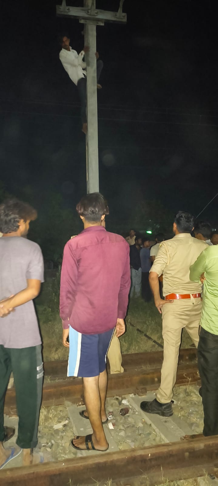 A young man climbed an electric pole to marry his girlfriend.