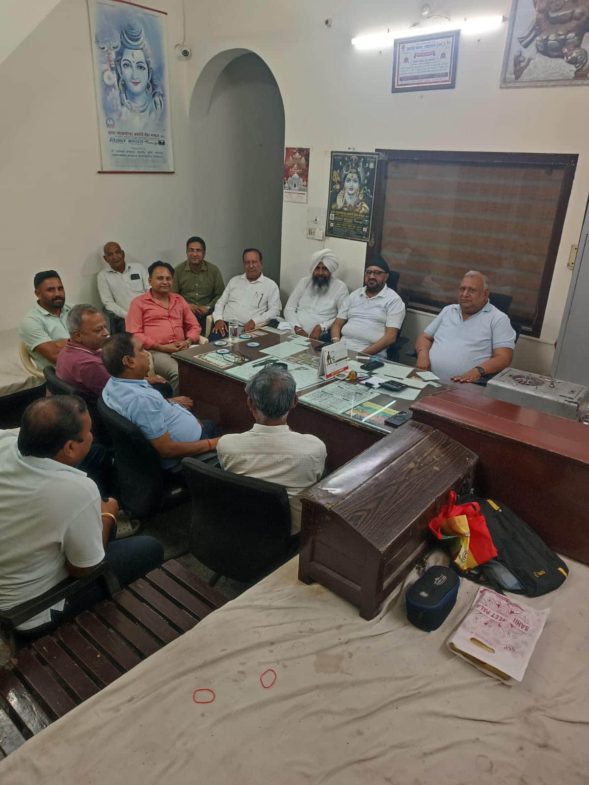 शाहाबाद। बैठक में हिस्सा लेते हुए आढ़ती। स्वयं
