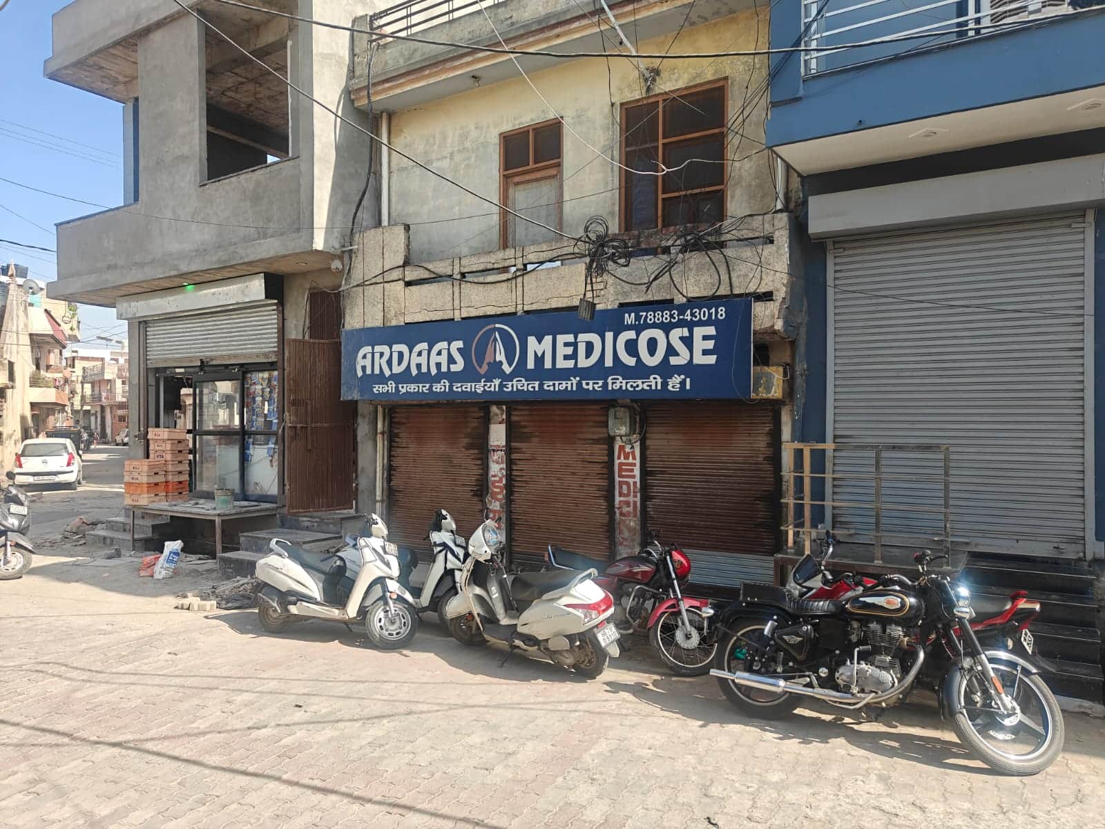 शाहाबाद। हड़ताल के चलते बंद दवा की दुकानें। संवाद