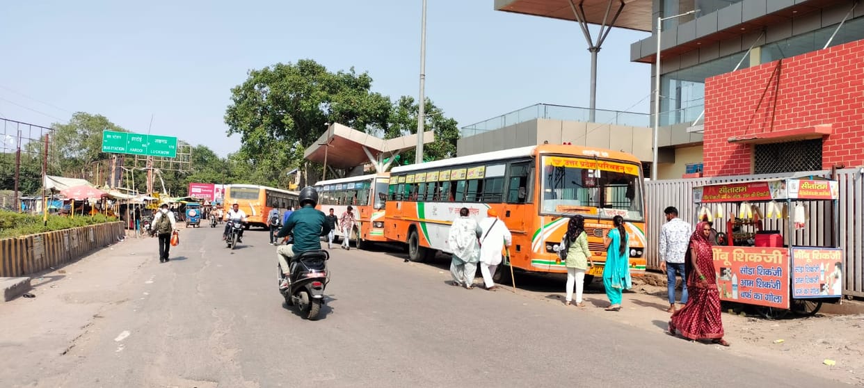 Police Fail to Prevent Buses from Other Districts from Entering the City