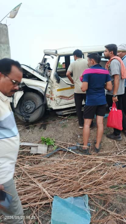high-speed camper vehicle collided with the village' welcome gate killing two