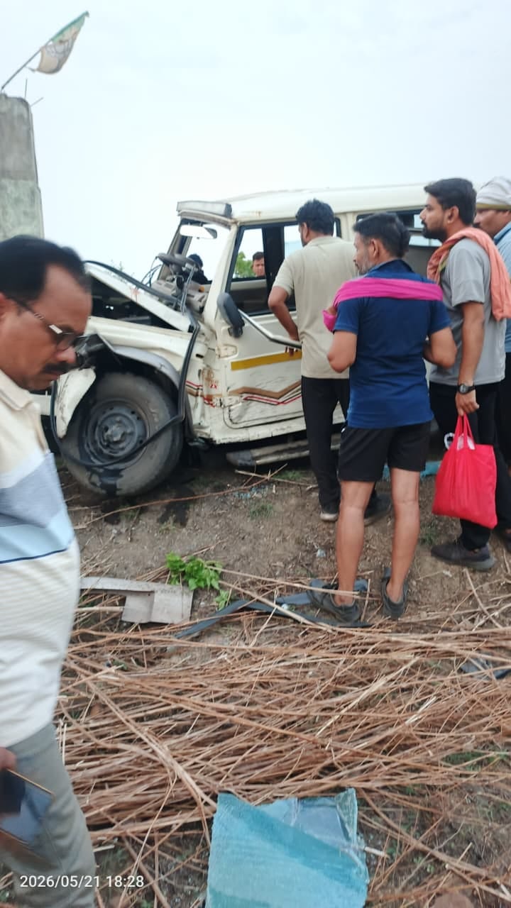 high-speed camper vehicle collided with the village' welcome gate killing two