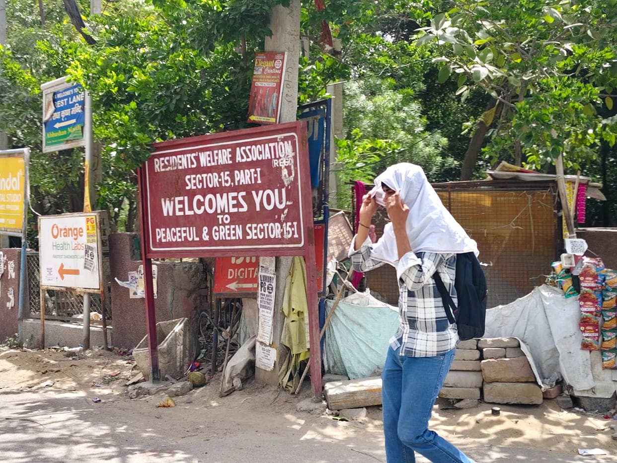 Mercury crosses 44...heat wave on deserted streets