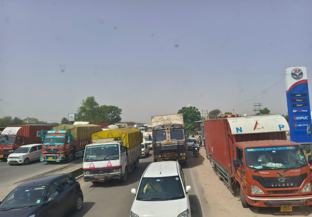 Construction on the highway is causing vehicles to get stuck in traffic jams, leaving people suffering in the heat.