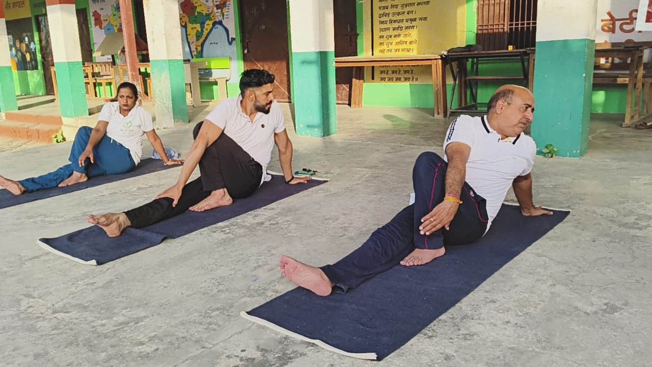 योग का अभ्यास करते लोग। संवाद