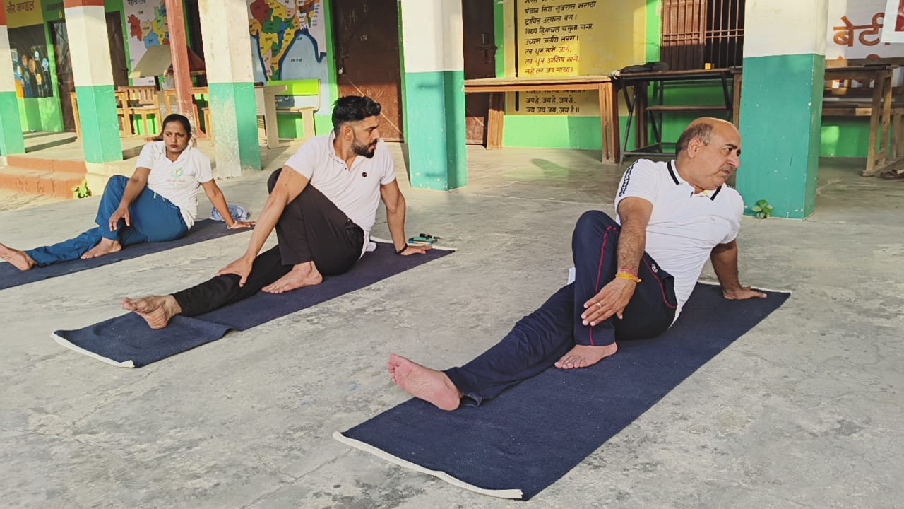 योग का अभ्यास करते लोग। संवाद