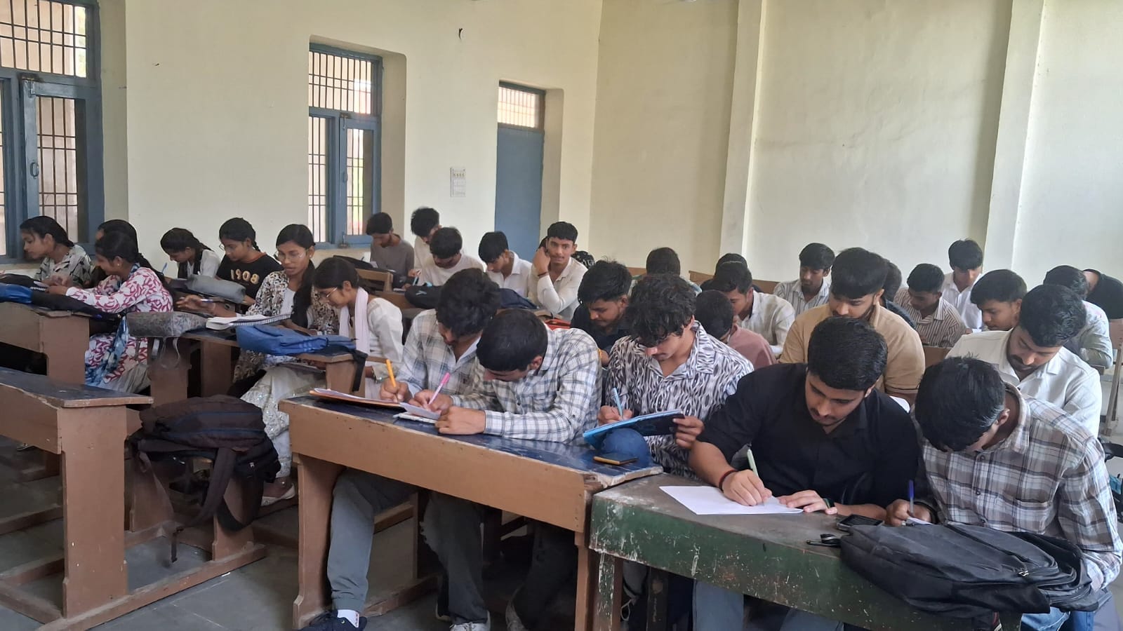 21jjrp04- राजकीय नेहरू कॉलेज में पढ़ते विद्यार्थी। स्रोत : कॉलेज