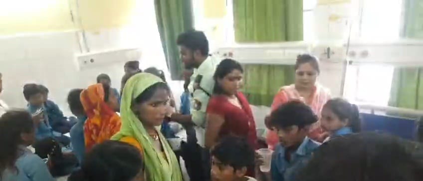 अस्पताल में परिजन और स्कूल बच्चा