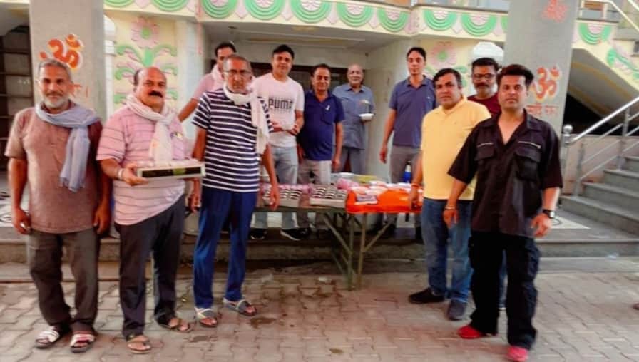 असंध भंडारे में प्रसाद बांटते श्री सांई सेवा समिति के सदस्य। स्वयं
