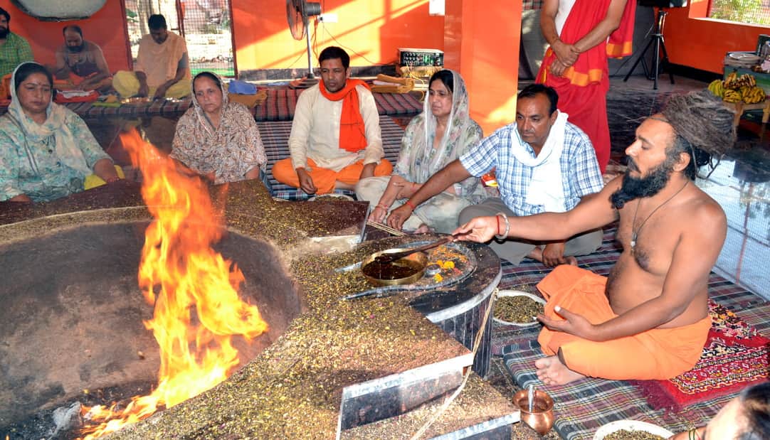 बाबा मस्त गिरी अखाड़े में आयोजित हवन में आहुतियां डालते महंत प्रह्लाद गिरी महाराज और अन्य। संवा