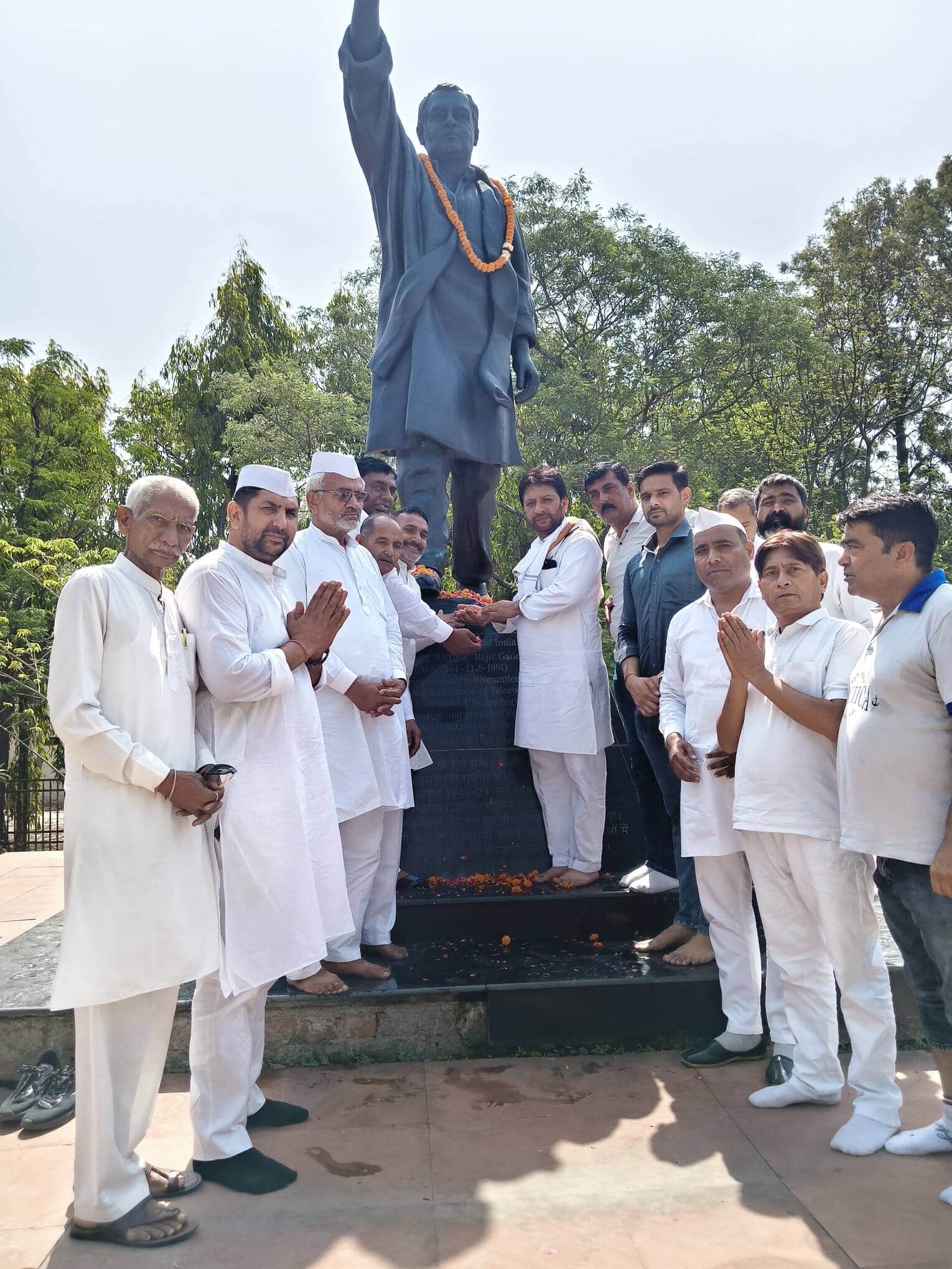 भारत रत्न एवं भारत के पूर्व प्रधानमंत्री राजीव गांधी जी की प्रतिमाष्र पुष्प अर्पित करते कांग्रे