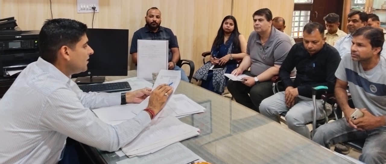 बैठक को संबोधित करते एसडीएम सुमित सिहाग। सूचना विभाग