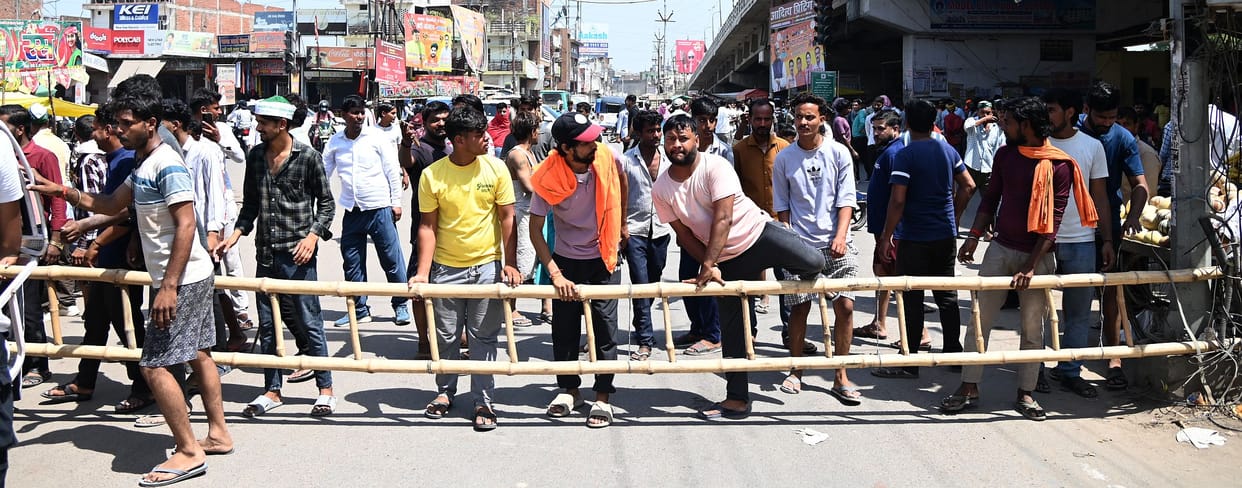People stayed up all night without electricity, left their work and came out on the streets in the morning.