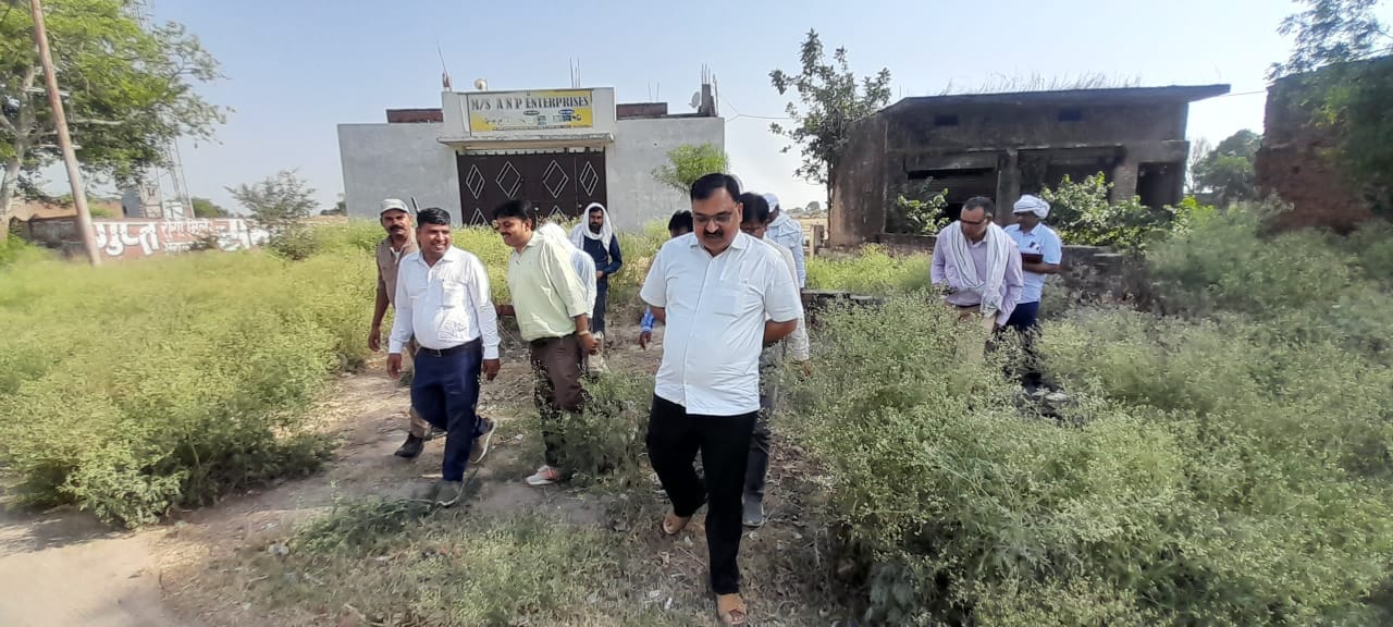 चायल तहसील के ग्राम सिकन्दरपुर बजहा में विवादित भूमि का निस्तारण कराते उप जिलाधिकारी अरुण कुमार
