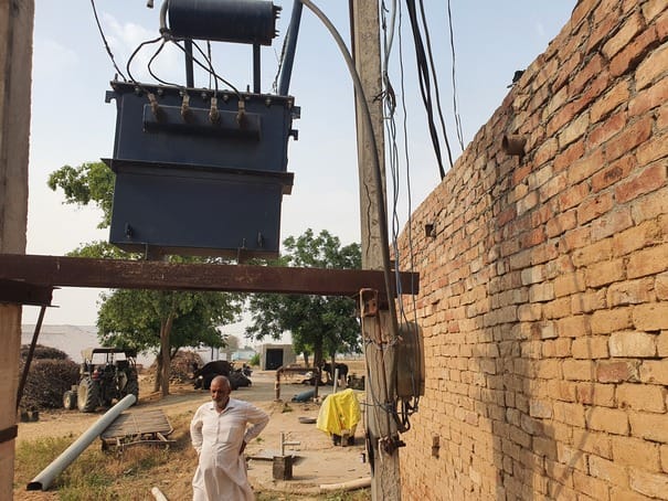 Danger bells in the huts of Ding Mandi... Hanging wires and weak poles have become a threat