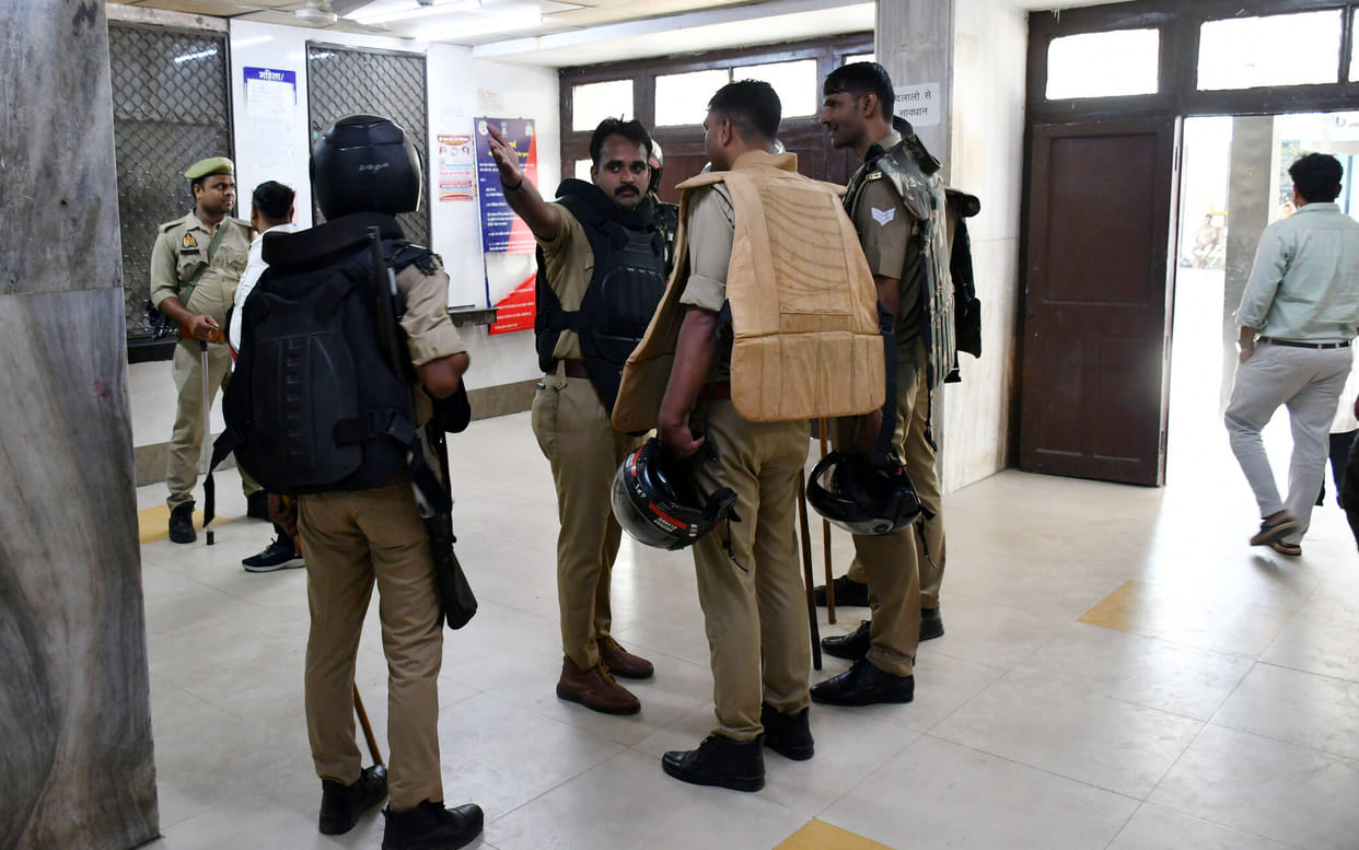 People kept wandering for treatment, attendants could not meet the admitted patients.