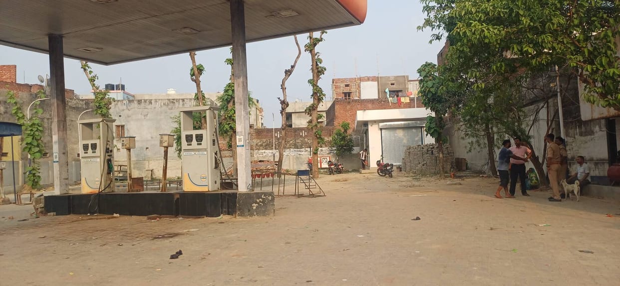People are returning disappointed after seeing the petrol pump closed, wandering for oil.