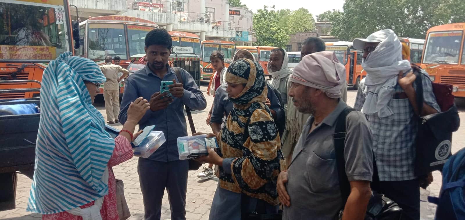 फोटो - 02 कंडक्टरों को मेडिकल किट व ओआएस देतीं स्टेशन इंचार्ज।