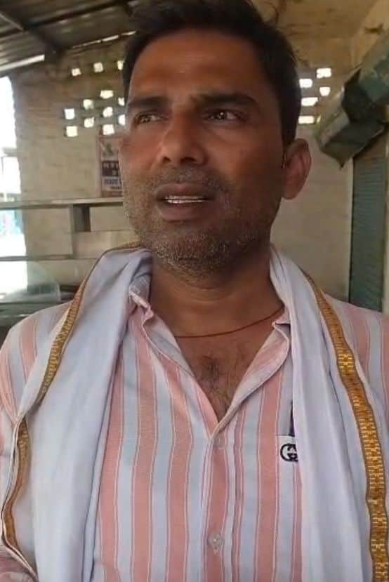 फोटो-10- थाने शिकायत करने पहुंचा मारपीट में घायल पीड़ित उपभोक्ता। संवाद
