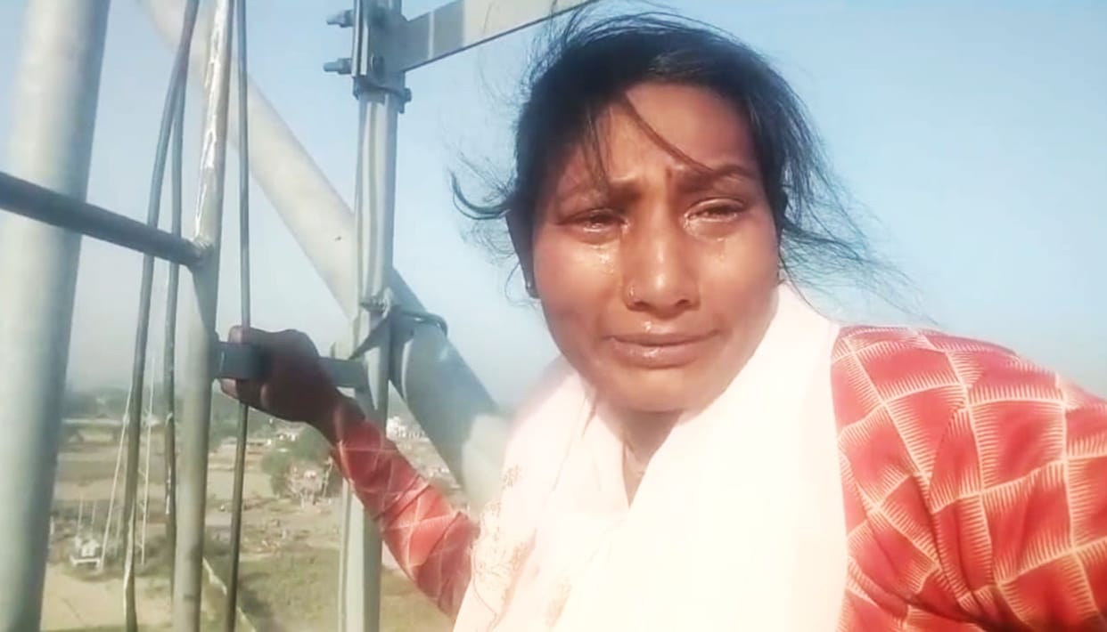 YouTuber Climbs 90-Foot Tower, Demands Encroachment Be Removed from Land