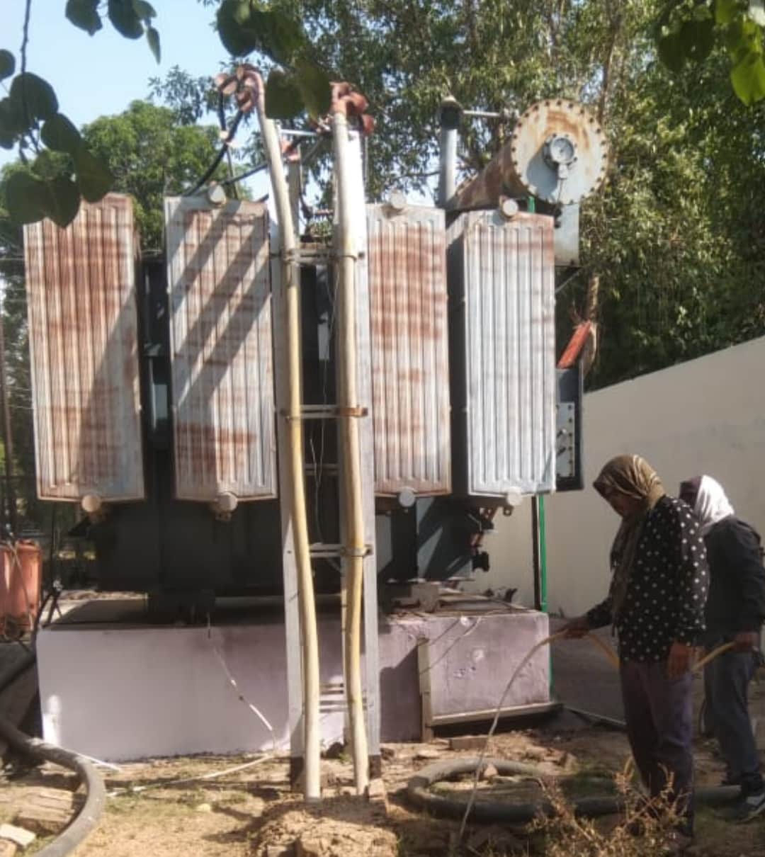 फोटो - 23 सब स्टेशन में ट्रांसफार्मर के पास नमी (अर्थिंग) बनाए रखने के लिए पानी का छिड़काव करते