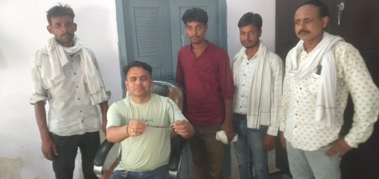 Angry villagers chased and beat up the JE and his team due to power cuts.