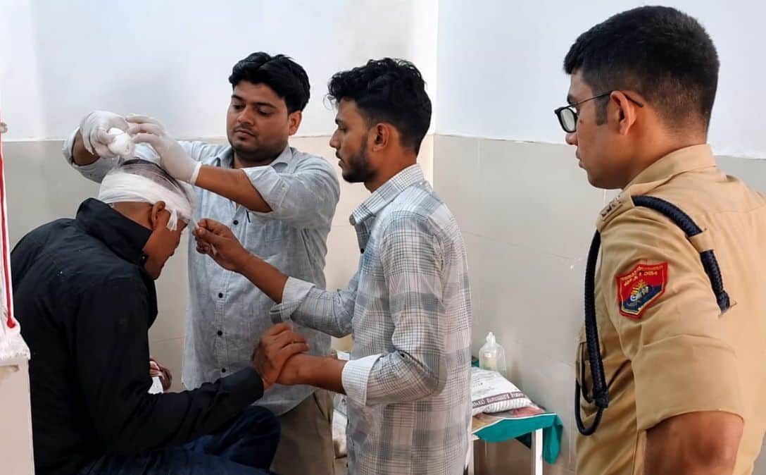 फोटो-4- सीएचसी में घायल एसआई अशोक कुमार का इलाज करते स्वास्थ्य कर्मी। संवाद