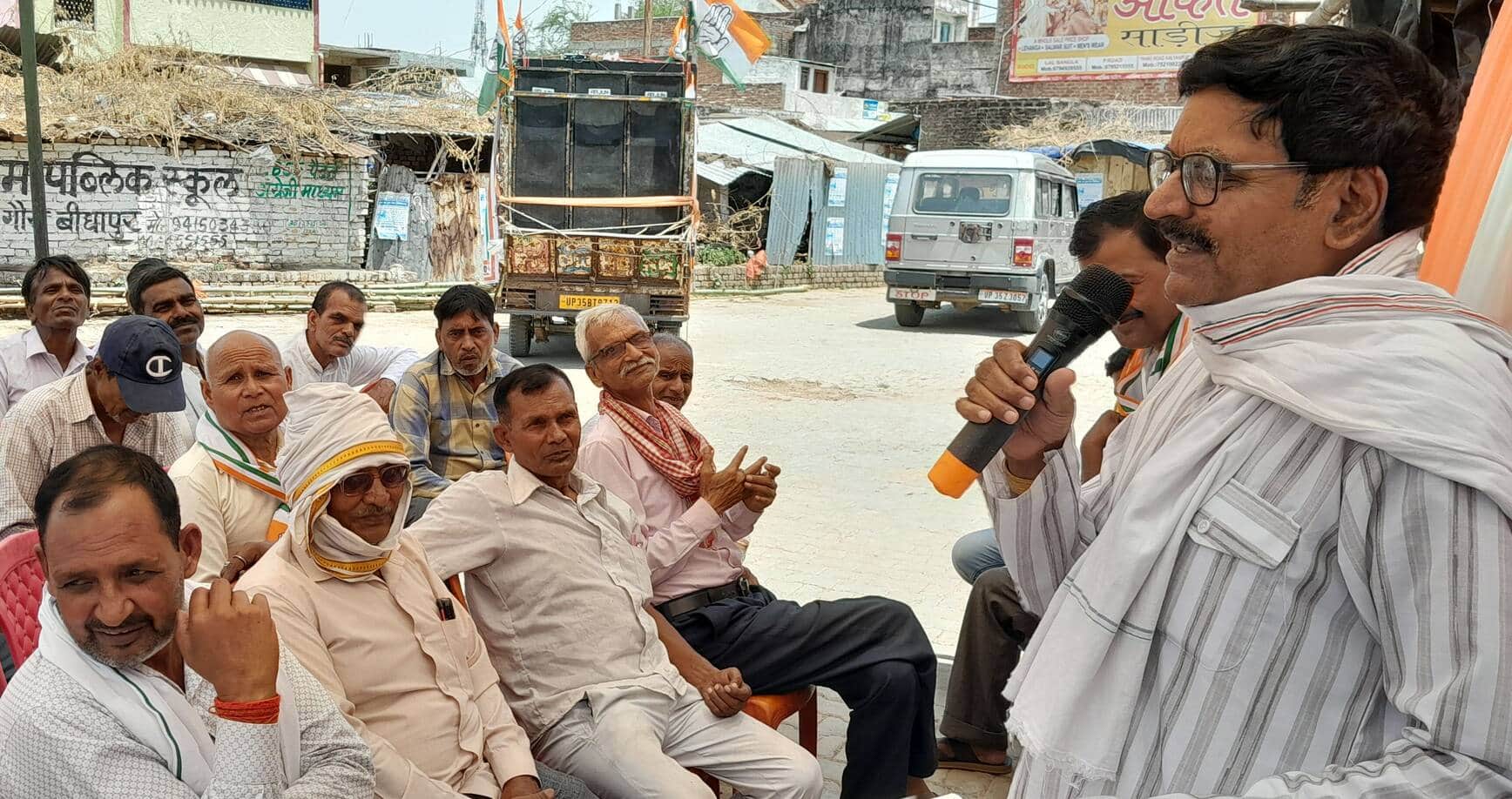 फोटो-8-राजीव गांधी स्मृति यात्रा को संबोधित करते कांग्रेस के पूर्व जिलाध्यक्ष जंग बहादुर सिंह। 