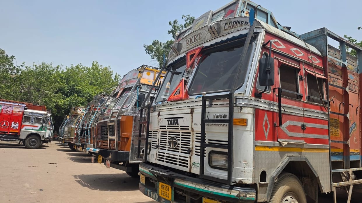 Movement of trucks stopped at Tikri border