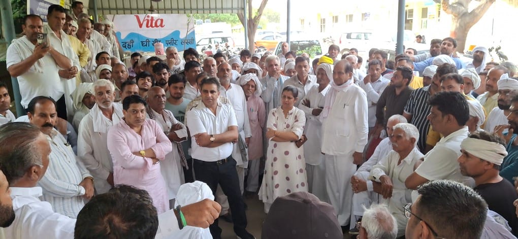फोटो 95: नागरिक अस्पताल में पंचायत में पहुंचे तहसीलदार और नायब तहसीलदार व मौजूद ग्रामीण। संवाद