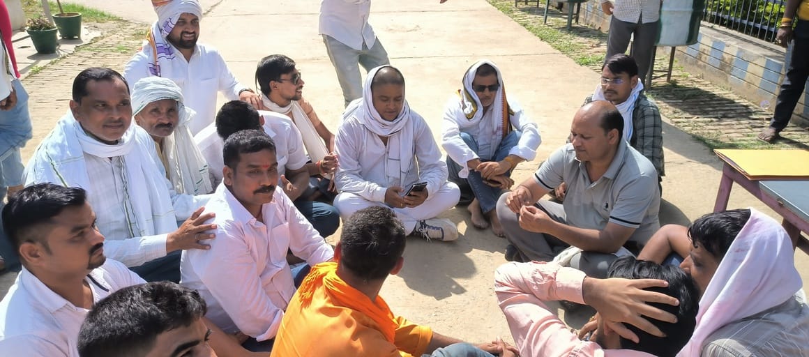 Power crisis... Villagers erupt in anger, make engineer sit with them in the sun