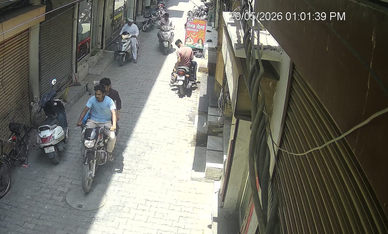Jeweller's shop worker threatened with being burned alive