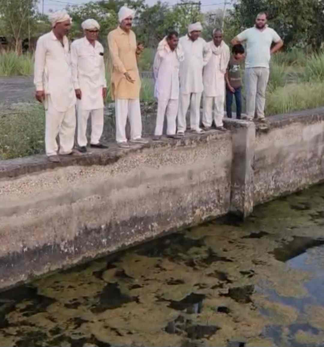 The Bhatgaon water tank has not been cleaned for four years, and moss has accumulated.