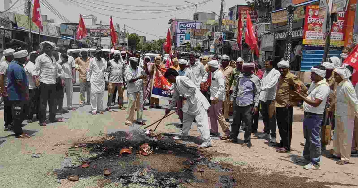 Rural sanitation workers continue strike, burn effigies of the government in Sonipat and Kharkhoda