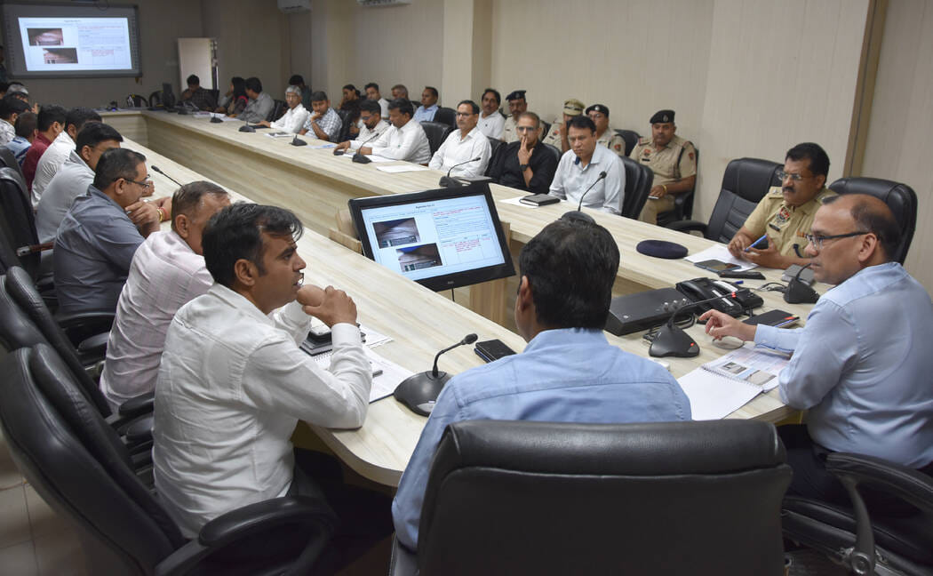 The DC directed to make the main and connecting roads pothole-free soon