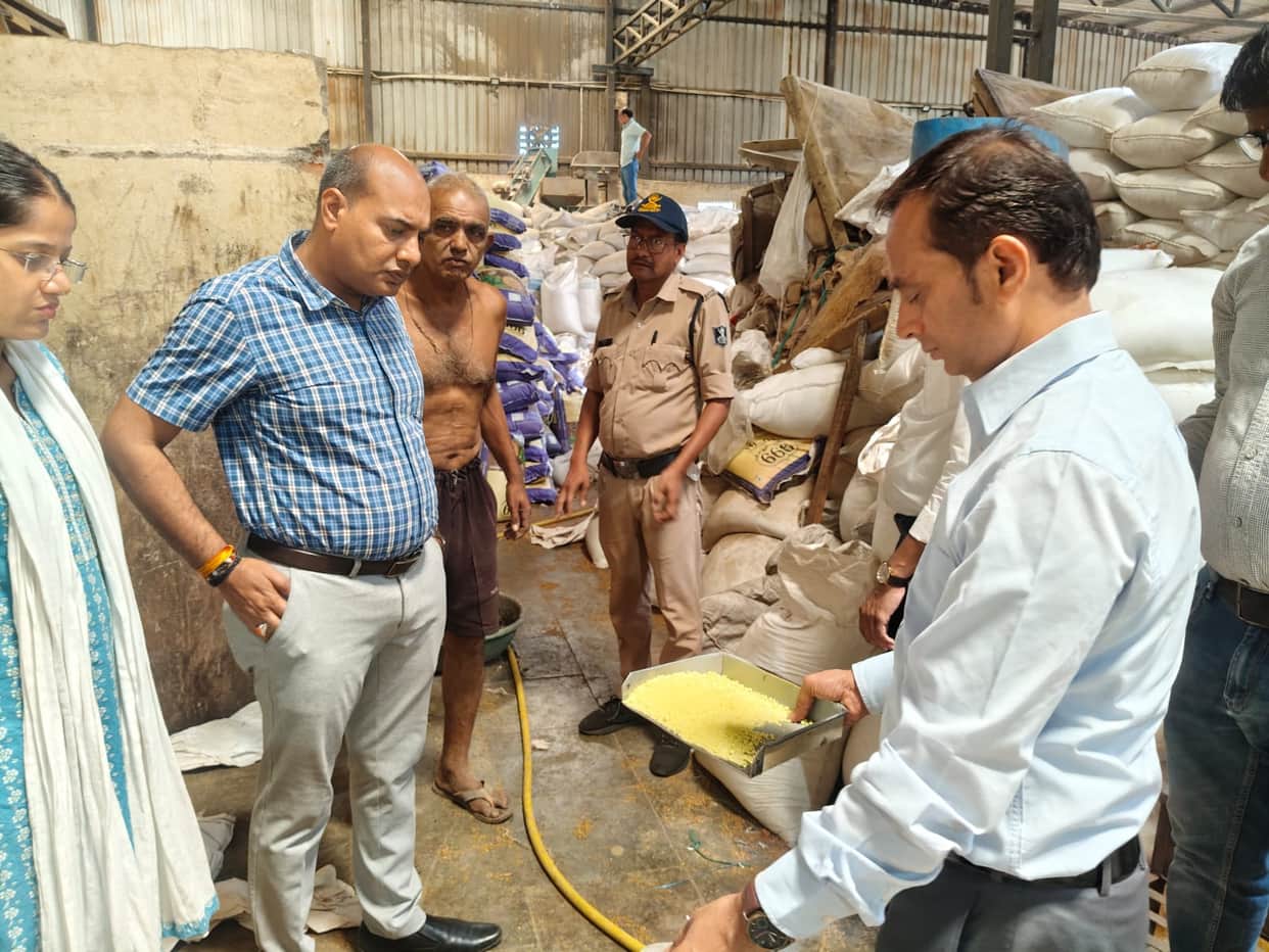 Neemuch News: Dangerous Chemicals Used to Polish Ajwain, Administration Seals Firm Amid Crackdown