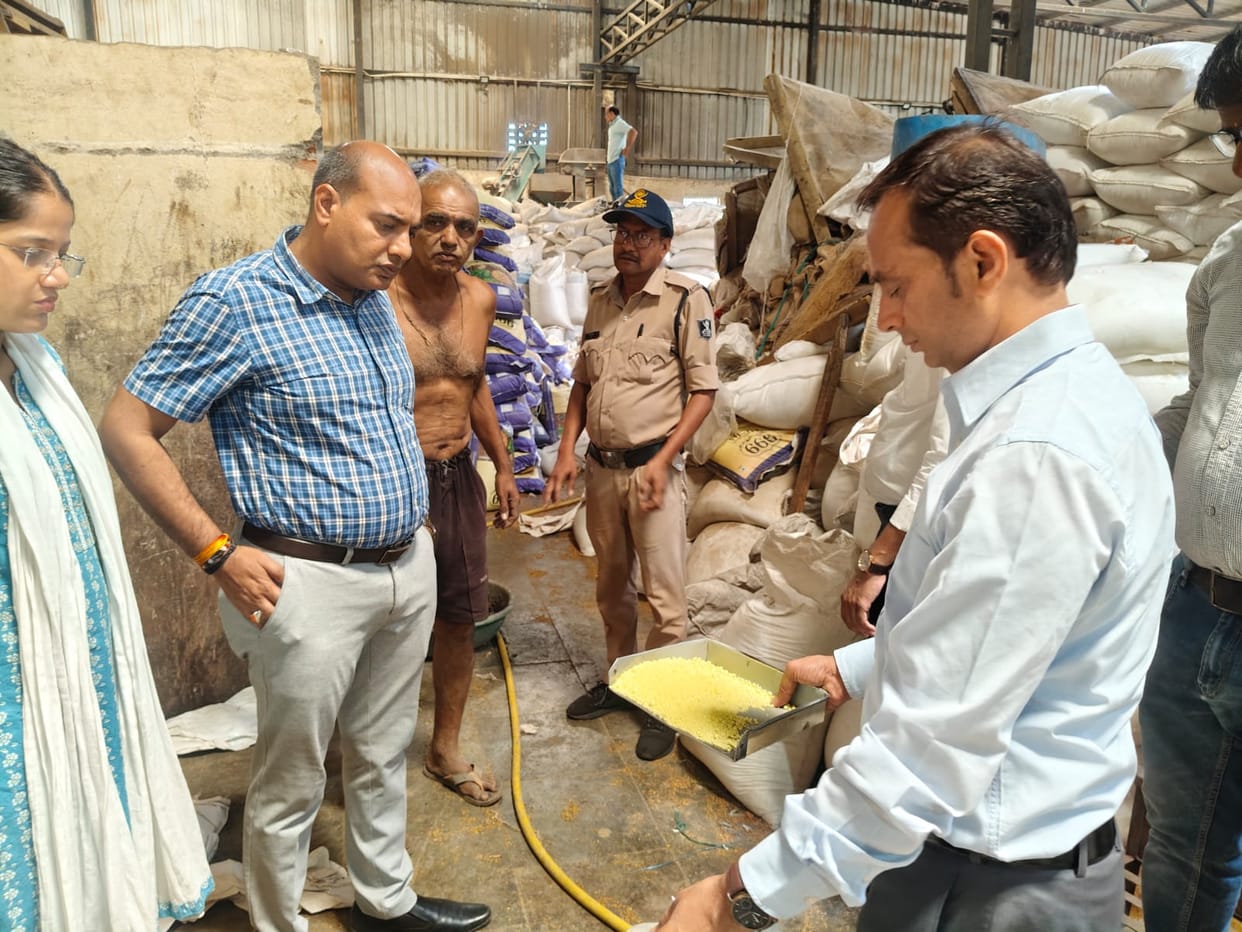 Neemuch News: Dangerous Chemicals Used to Polish Ajwain, Administration Seals Firm Amid Crackdown