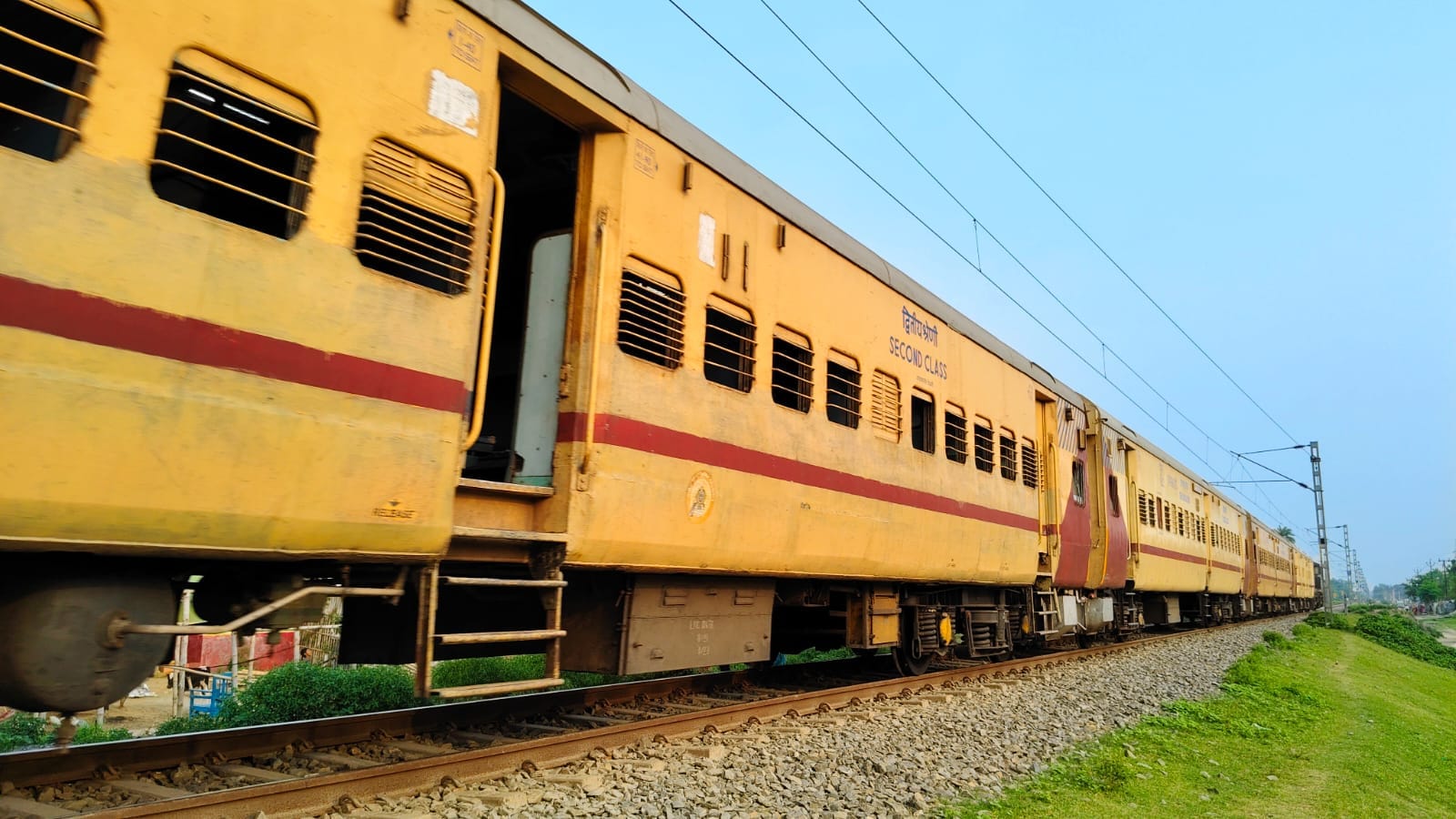 घटनास्थल के समीप गुजरती ट्रेन