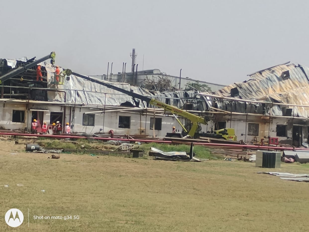 The strong chemical stench emanating from the factory is spreading far and wide, affecting the surrounding environment.