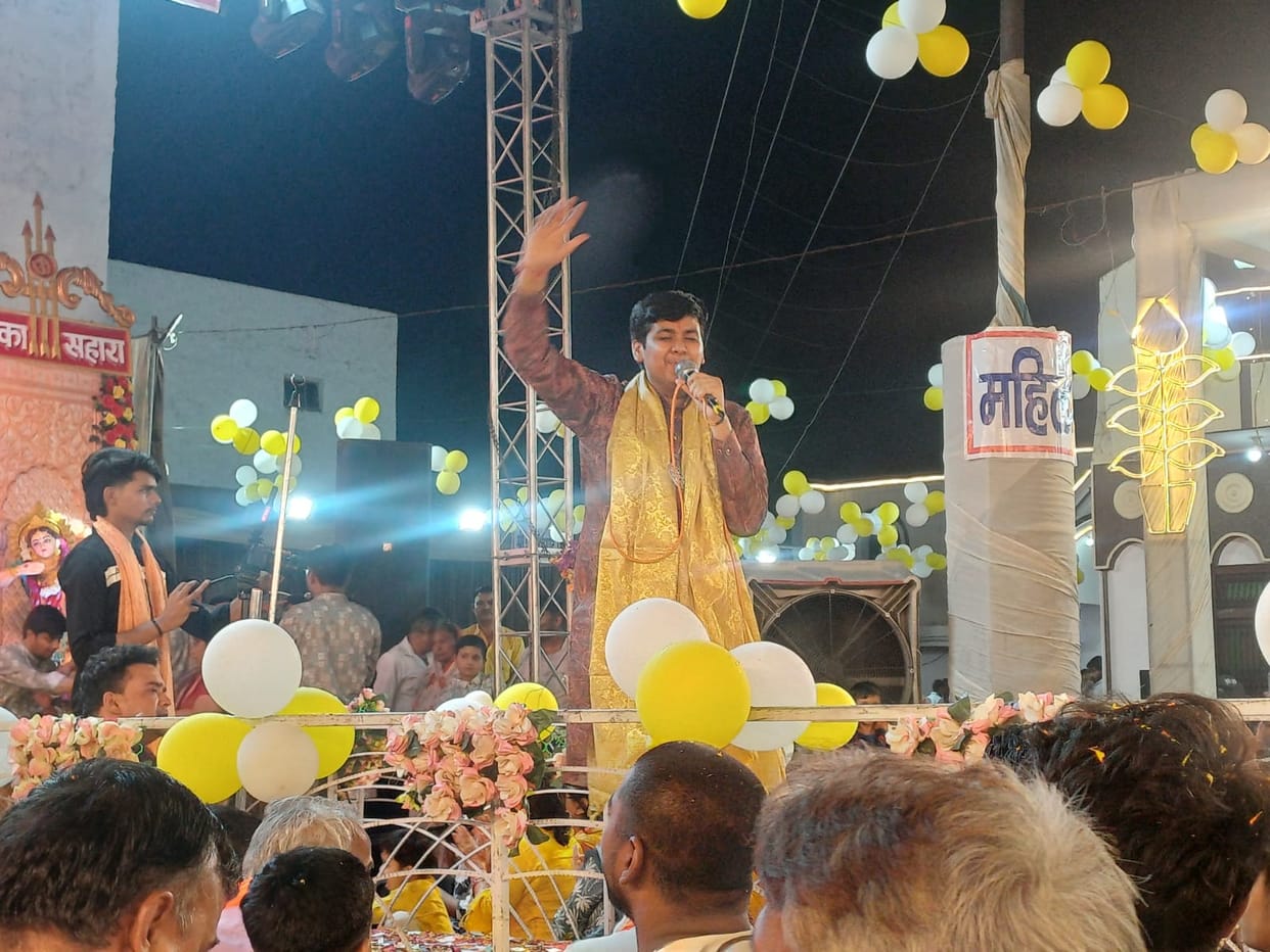 Devotees danced to the hymns at the Khatu Shyam Festival, and cheers continued until late at night.