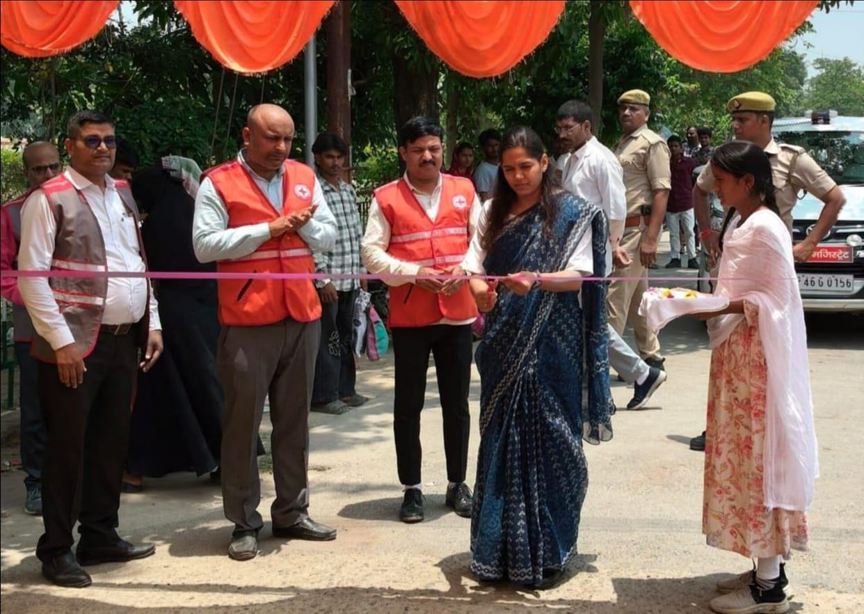 To provide relief from the heat, a drinking water stall was started in the district hospital.
