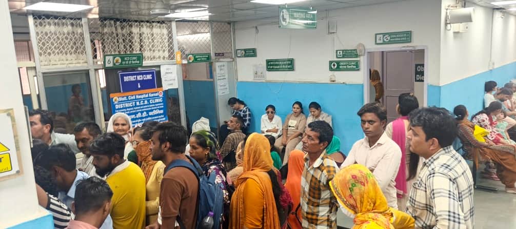 जिला नागरिक अस्पताल की ओपीडी में लगी मरीजों की भीड़। अमर उजाला