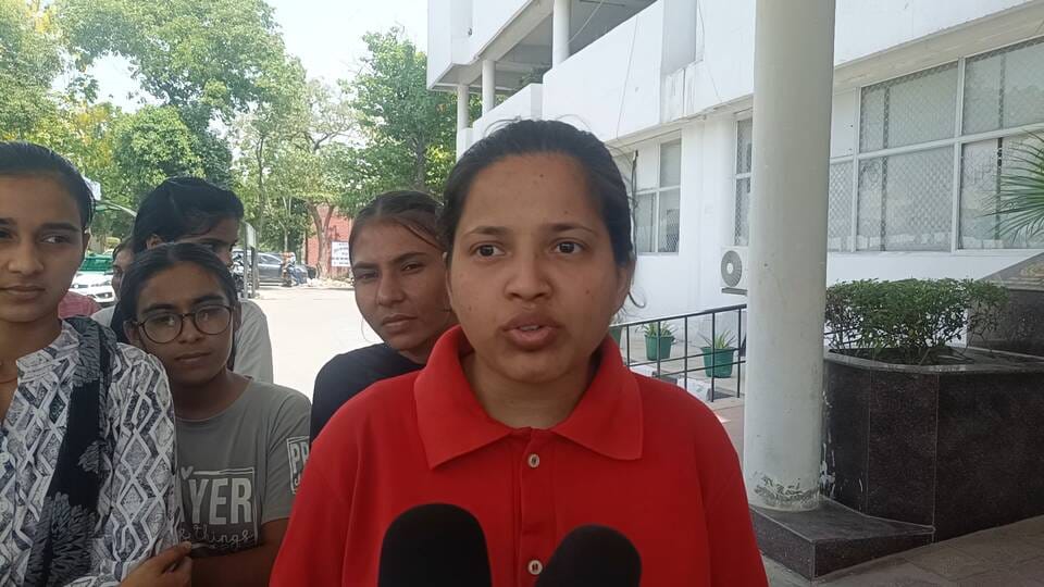 Buses are not passing through the middle of the city, girl students reached the ADC