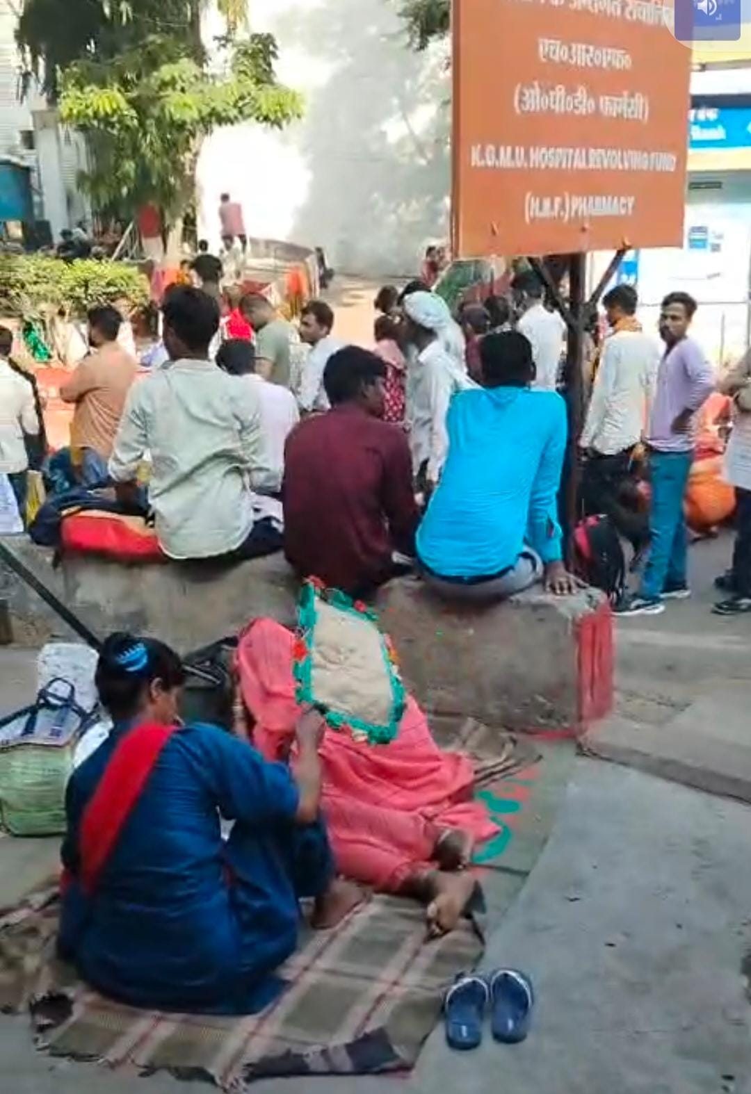 Thousands of sick people in a 500-meter queue...