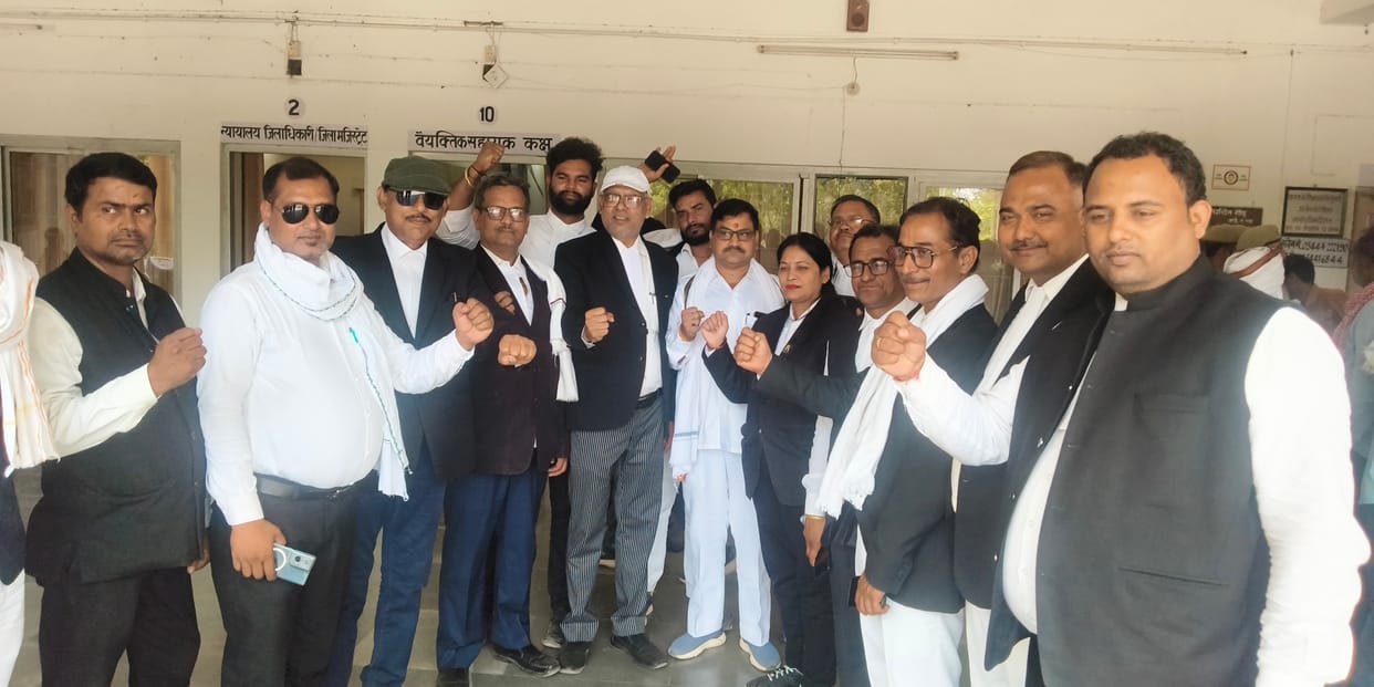 advocate protest in favour of lucknow mets