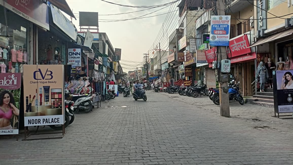 Markets remained deserted throughout the day due to the increasing heat, business came to a standstill.