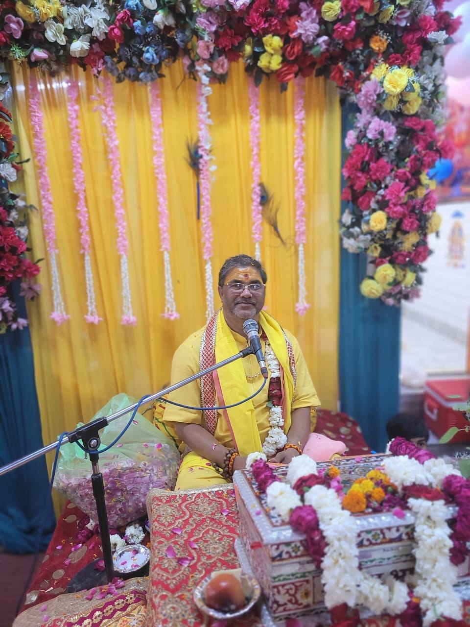 Devotees danced to the hymns of Lord Krishna