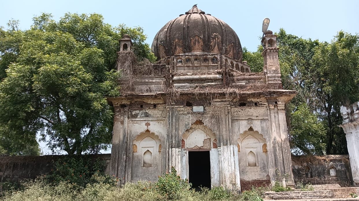 UP: Eid al-Adha and Friday prayers not held in disputed structures; 40 people placed under restrictions; Polic
